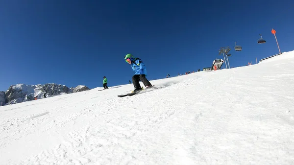 Un niño pequeño en una pista de skicross — Foto de Stock