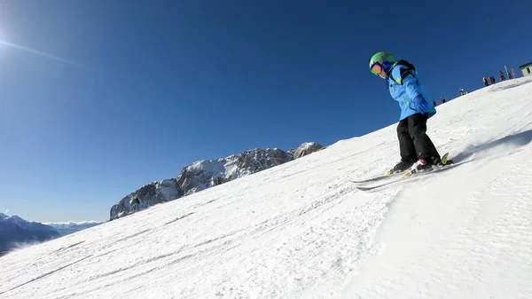 Jongetje skiën — Stockfoto