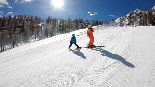 Bambino sciare nella località alpina — Foto Stock