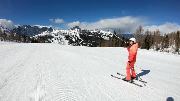 Vacker kvinna som åker skidor. Ung flicka njuter av skidåkning. — Stockfoto