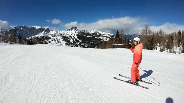 Bonita mulher a esquiar. Jovem gostando de esquiar . — Fotografia de Stock