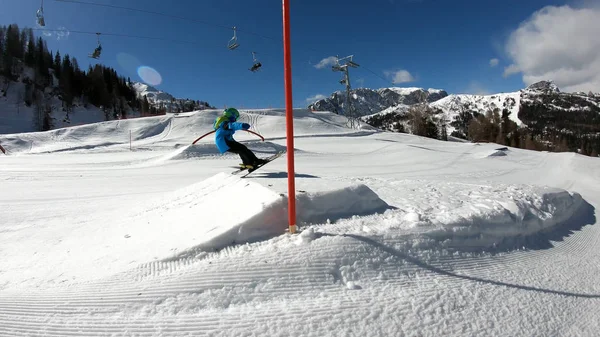 自由式滑雪。 小男孩在雪地里跳. — 图库照片