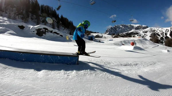 自由式滑雪。 小男孩在雪地里跳. — 图库照片