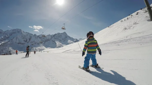 Niño pequeño esquiando — Foto de Stock