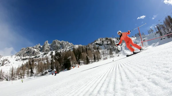 Pretty woman skiing. Young girl enjoying skiing. — ストック写真
