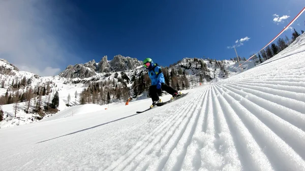 Ein kleiner Junge auf einer Skicrossstrecke — Stockfoto