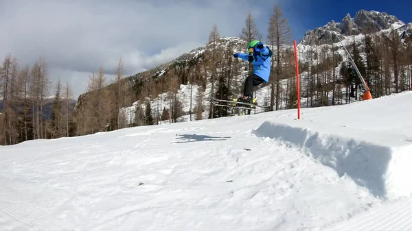 Sciare freestyle. Ragazzino che salta in uno snowpark . — Foto Stock