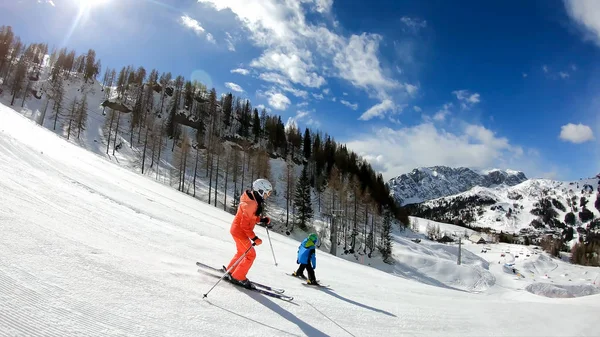 Маленький мальчик катается на лыжах на горнолыжном курорте — стоковое фото