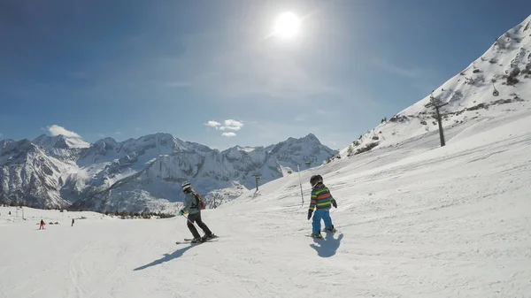 Kleine jongen skiën in het Alpine resort — Stockfoto