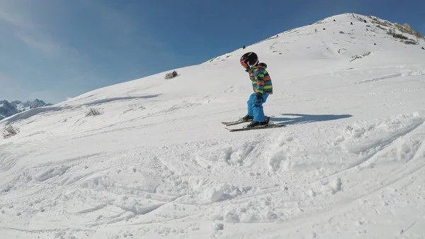 Skifahren für kleine Jungen — Stockfoto