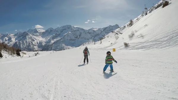 Маленький мальчик катается на лыжах на горнолыжном курорте — стоковое фото