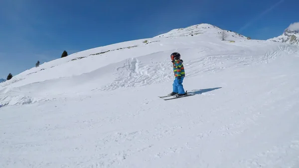 Jongetje skiën — Stockfoto