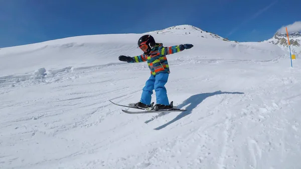 Вільне катання на лижах. Маленький хлопчик стрибає в сніжному парку . — стокове фото