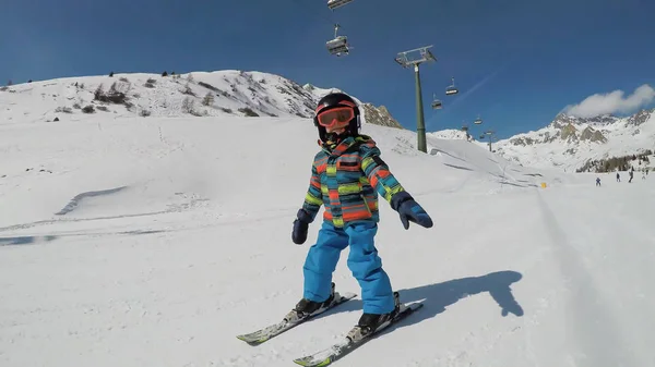Petit garçon ski — Photo