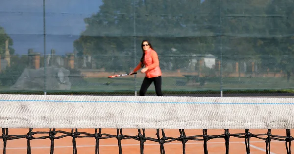 Junge Frau beim Tennisspielen. Mädchen übt Tennis. Sport tr — Stockfoto
