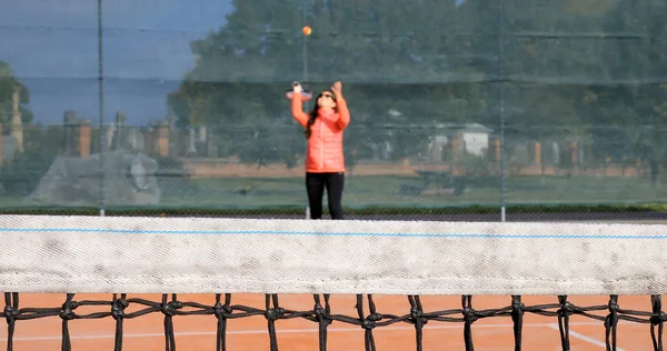 Tenis oynayan genç bir kadın. Kız tenis çalışıyor. Spor tr — Stok fotoğraf
