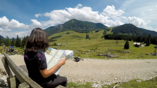 Sommerzeit in den österreichischen Alpen. junge Frau auf Radtour. — Stockfoto