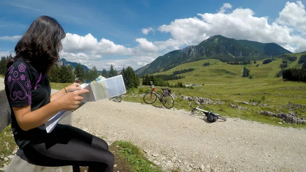 Hora de verano en los Alpes austríacos. Mujer joven en un viaje en bicicleta . — Foto de Stock