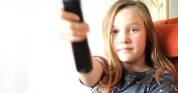 Une Jeune Fille Change Programme Enfant Avec Télécommande Télé Vidéo — Video