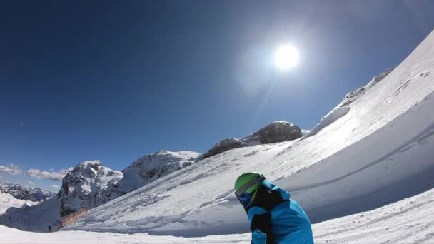 一个6岁的孩子在阿尔卑斯山度假胜地度寒假 稳定的镜头 慢动作 — 图库视频影像