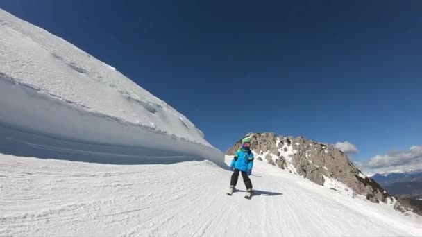 Little Boy Skiing Year Old Child Enjoys Winter Holiday Alpine — ストック動画