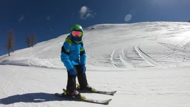 一个6岁的孩子在阿尔卑斯山度假胜地度寒假 稳定的镜头 慢动作 — 图库视频影像