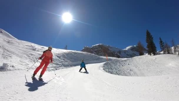 在阿尔卑斯山滑雪胜地滑雪的小男孩 一个6岁的孩子和妈妈一起享受寒假 稳定素材 慢动作 — 图库视频影像