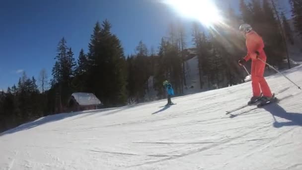 Menino Esquiando Resort Alpino Uma Criança Anos Desfruta Umas Férias — Vídeo de Stock