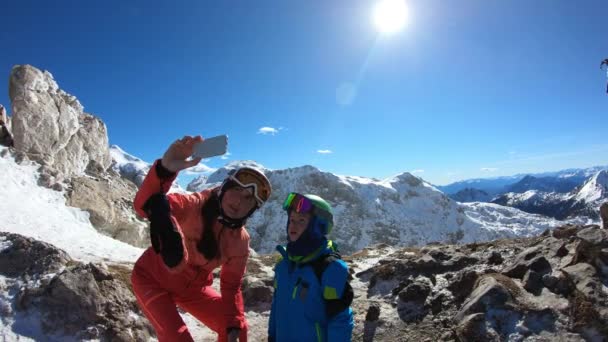 年轻的母亲与她的儿子自拍 奥地利阿尔卑斯山的家庭滑雪假期 稳定素材 — 图库视频影像