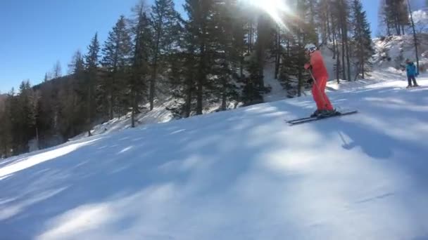 在阿尔卑斯山滑雪胜地滑雪的小男孩 一个6岁的孩子和妈妈一起享受寒假 稳定素材 慢动作 — 图库视频影像