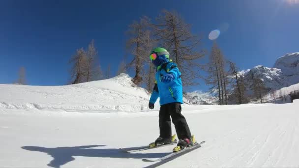 Ein Jähriges Kind Genießt Den Winterurlaub Alpinen Skigebiet Stabilisiertes Filmmaterial — Stockvideo