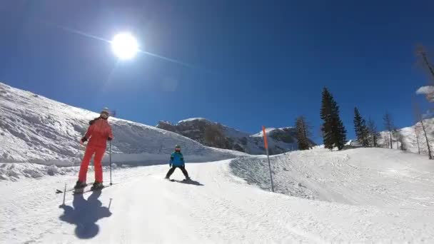 Ένα Μικρό Αγόρι Για Σκι Στο Θέρετρο Των Άλπεων Ένα — Αρχείο Βίντεο