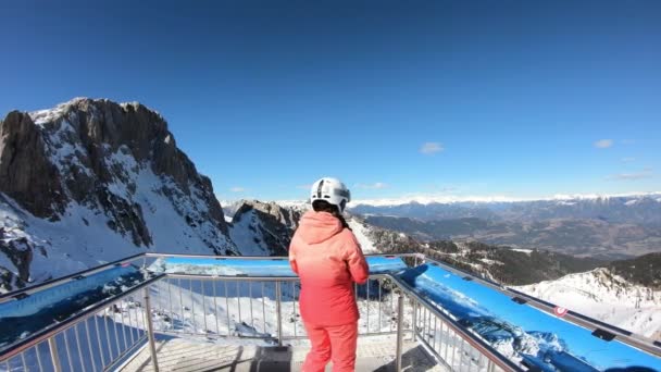 活跃的假日冬季阿尔卑斯山 在奥地利阿尔卑斯山全景的手机上拍照的女孩 稳定的录像 — 图库视频影像