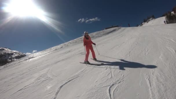 Mooie Vrouw Aan Het Skiën Jong Meisje Geniet Van Het — Stockvideo