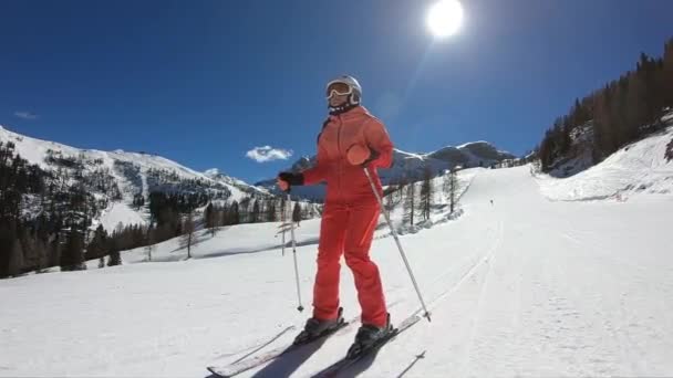 漂亮的女人在滑雪 年轻姑娘喜欢滑雪 年轻姑娘在奥地利阿尔卑斯山度过了一个积极的假期 稳定的镜头 慢动作 — 图库视频影像