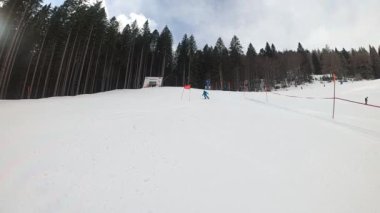 Küçük çocuk kayak yapıyor. 6 yaşındaki bir çocuk Alp tatil beldesinde kış tatilinin tadını çıkarıyor. Sabit görüntü. Yavaş çekim. 