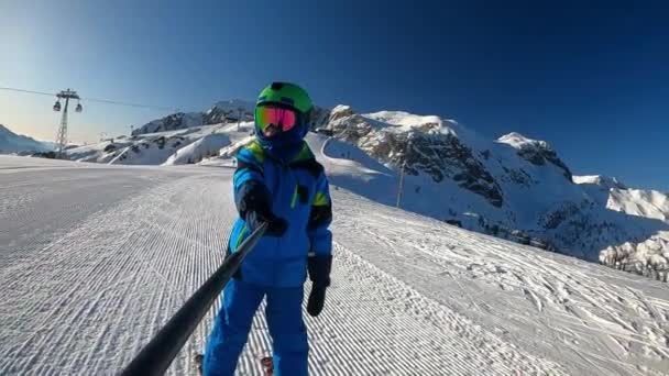 Malej Kluk Lyžuje Šestileté Dítě Užívá Zimní Dovolenou Alpském Letovisku — Stock video