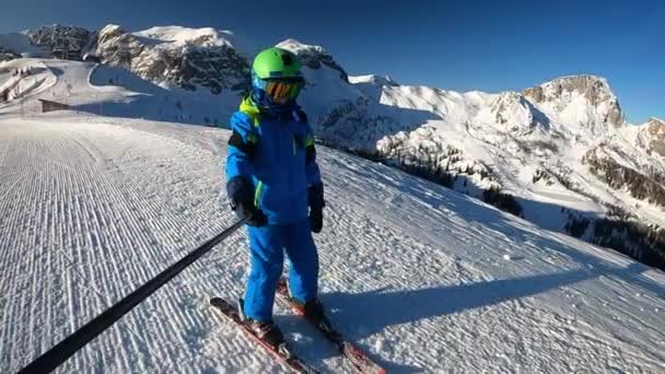 Kleiner Junge Beim Skifahren Ein Jähriges Kind Genießt Einen Winterurlaub — Stockvideo