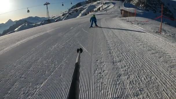 Хлопчик Катається Лижах Річна Дитина Проводить Зимові Канікули Альпійському Курорті — стокове відео