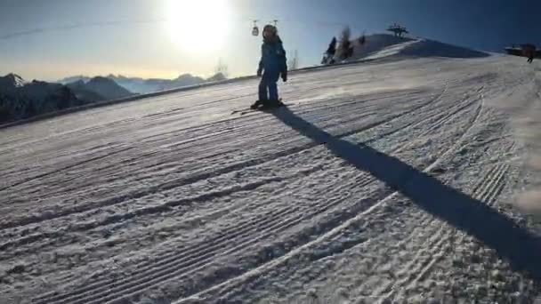 Niño Esquiando Niño Años Disfruta Unas Vacaciones Invierno Resort Alpino — Vídeo de stock