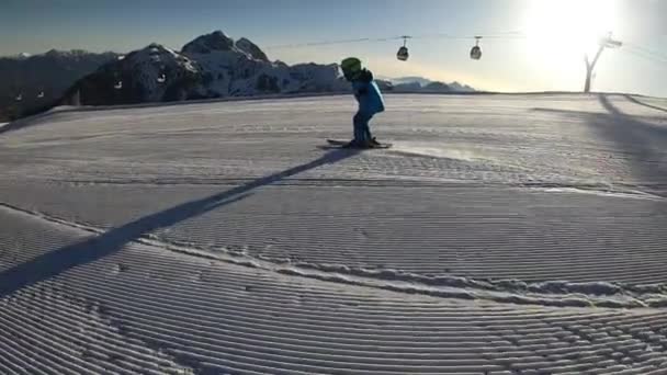 Kleine Jongen Skiën Een Jarig Kind Geniet Van Een Wintervakantie — Stockvideo