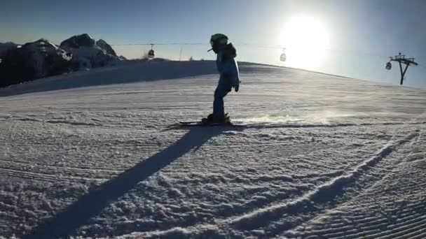 Küçük Çocuk Kayak Yapıyor Yaşındaki Bir Çocuk Alp Tatil Beldesinde — Stok video