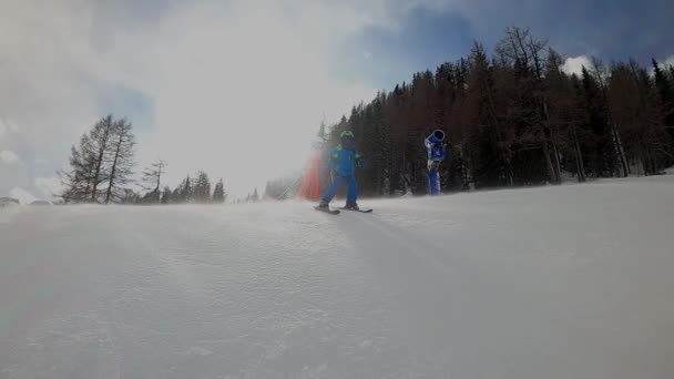 Malý Chlapec Běloška Lyžují Alpském Středisku Šestileté Dítě Užívá Zimní — Stock video
