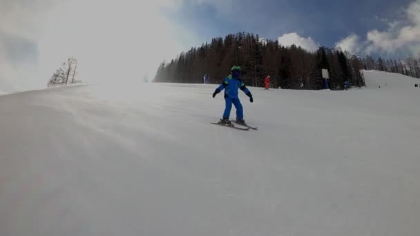 少年スキーだ 6歳の子供はアルパインリゾートで冬の休暇を楽しんでいます 安定した映像だ スローモーション — ストック動画