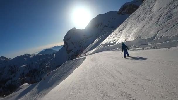 小男孩在滑雪 一个6岁的孩子在阿尔卑斯山度假胜地度过寒假 稳定的镜头 慢动作 — 图库视频影像