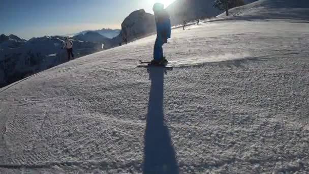 小男孩在滑雪 一个6岁的孩子在阿尔卑斯山度假胜地度过寒假 稳定的镜头 慢动作 — 图库视频影像