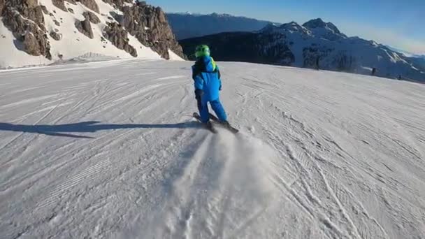 小男孩在滑雪 一个6岁的孩子在阿尔卑斯山度假胜地度过寒假 稳定的镜头 慢动作 — 图库视频影像