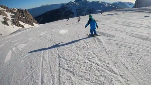 Rapaz Esquiando Uma Criança Anos Desfruta Umas Férias Inverno Resort — Vídeo de Stock