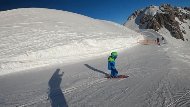 Malej Kluk Lyžuje Šestileté Dítě Užívá Zimní Dovolenou Alpském Letovisku — Stock video