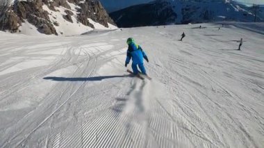 Küçük çocuk kayak yapıyor. 6 yaşındaki bir çocuk Alp tatil beldesinde kış tatilinin tadını çıkarıyor. Sabit görüntü. Yavaş çekim. 